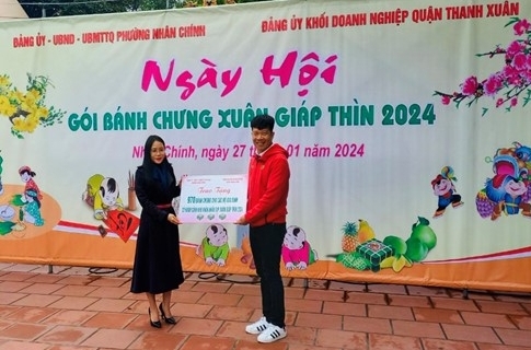 Đảng bộ Khối Doanh nghiệp quận Thanh Xuân mang “Tết yêu thương” đến với gia đình có hoàn cảnh đặc biệt khó khăn