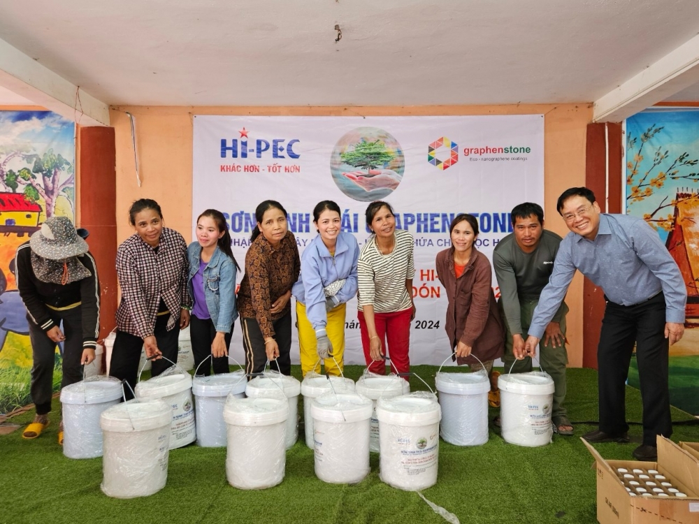Sơn HI - PEC tặng 5300 lít sơn cho đồng bào dân tộc nghèo Gia Lai sơn nhà đón Tết