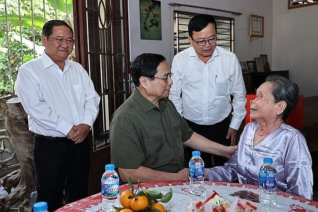 Thủ tướng đã đi thăm, chúc Tết đồng chí thương binh nặng Lâm Thị Mười - Ảnh VGP/Nhật Bắc
