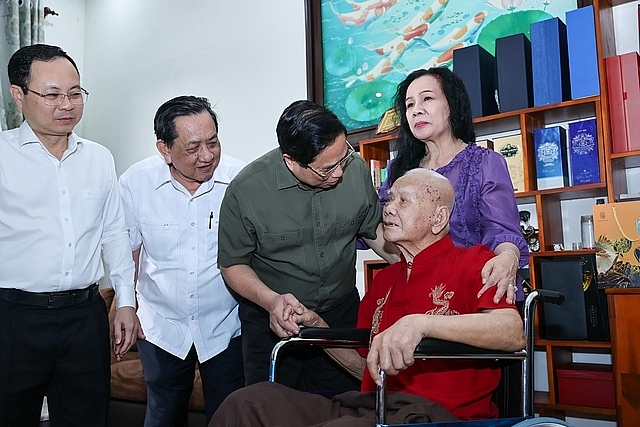 Thủ tướng đã đi thăm, chúc Tết đồng chí Lê Văn Lai - Ảnh VGP/Nhật Bắc