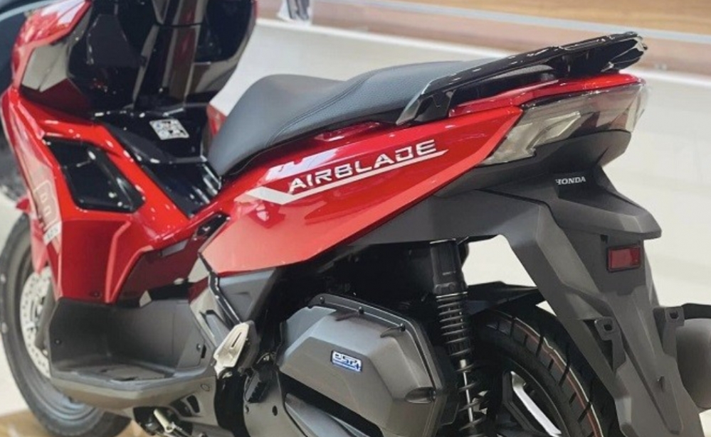 Giá xe máy Honda Air Blade giữa tháng 2/2024: Vario "đứng ngồi không yên"