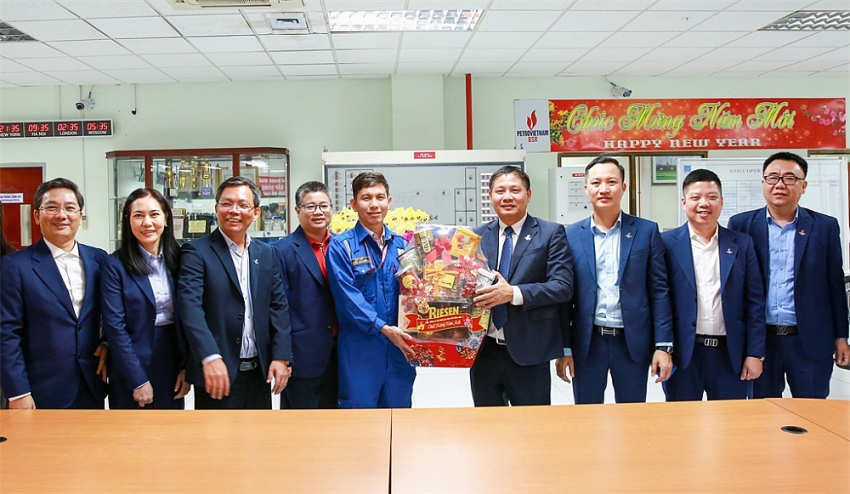 Tổng Giám đốc Bùi Ngọc Dương tặng quà cho đại diện người lao động tại Phòng Điều khiển trung tâm