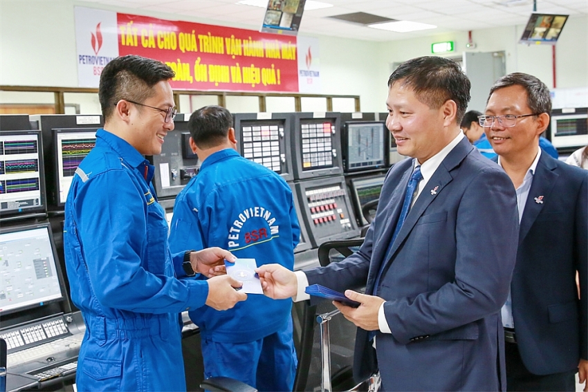 Tổng Giám đốc Bùi Ngọc Dương thăm hỏi, lì xì động viên anh em ứng trực tại Nhà máy trong dịp Tết