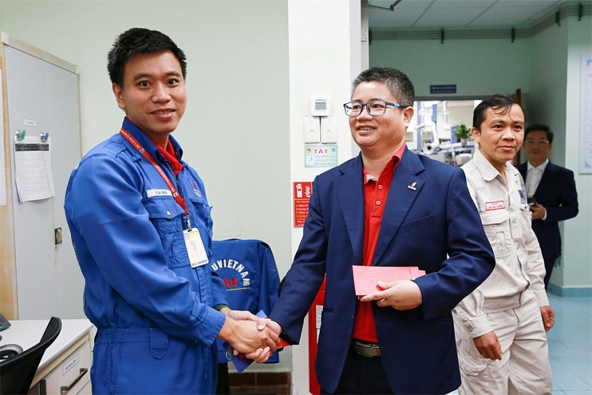 Chủ tịch Công đoàn BSR Nguyễn Tấn Dũng thăm hỏi, lì xì động viên người lao động ứng trực tại Nhà máy trong dịp Tết