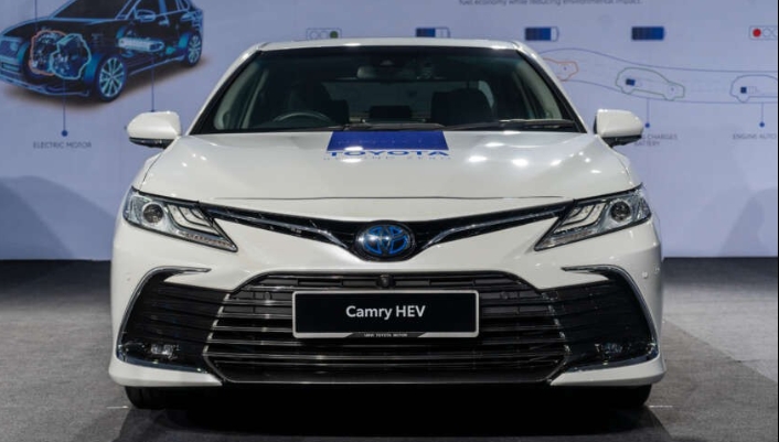 Toyota Camry ra mắt phiên bản "không ăn xăng": Hứa hẹn sẽ bùng nổ doanh số