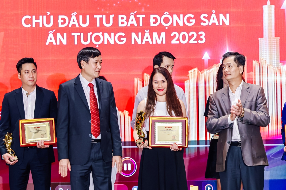 Đại diện An Gia nhận giải thưởng Top 10 Chủ đầu tư BĐS ấn tượng năm 2023