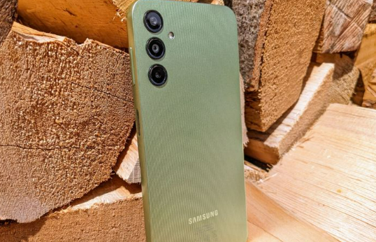 Lộ diện mẫu điện thoại Samsung chỉ hơn 3 triệu đồng khiến dân tình 