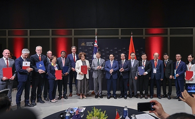 Thủ tướng chứng kiến các cơ sở giáo dục đại học hai nước ký kết các văn bản thỏa thuận hợp tác - Ảnh: VGP/Nhật Bắc