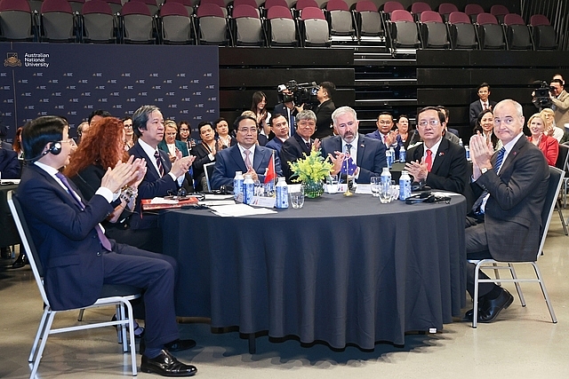 Thủ tướng Phạm Minh Chính và đại diện các bộ cùng lãnh đạo Trường Đại học Quốc gia Australia tại Diễn đàn - Ảnh: VGP/Nhật Bắc