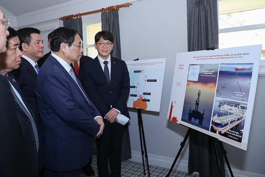 Thủ tướng tham quan triển lãm các dự án đầu tư tại Việt Nam của SK Group - Ảnh: VGP/Nhật Bắc
