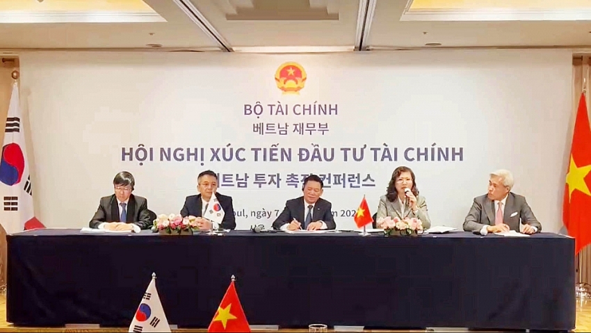 Chủ tịch UBCKNN Vũ Thị Chân Phương chia sẻ thông tin tại Hội nghị