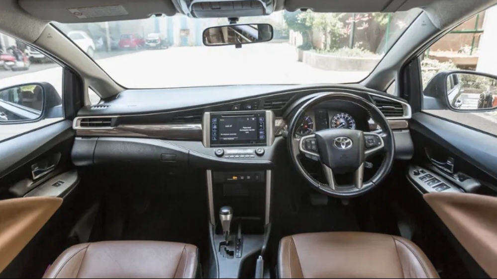 Toyota Innova trình làng phiên bản mới: Giá bán khiến dân tình "dậy sóng"