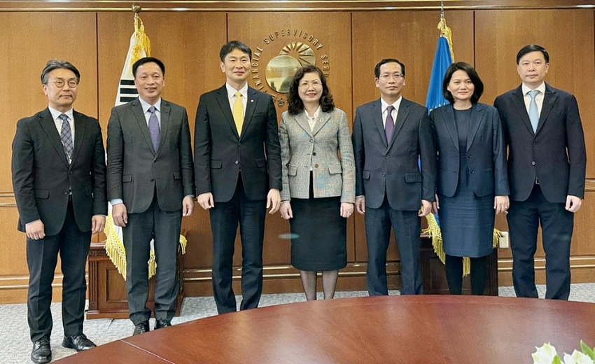 Chủ tịch UBCKNN (thứ tư, từ phải sang) và Thống đốc Cơ quan giám sát tài chính Hàn Quốc Lee Bok-hyun (thứ năm, từ phải sang) chụp ảnh lưu niệm