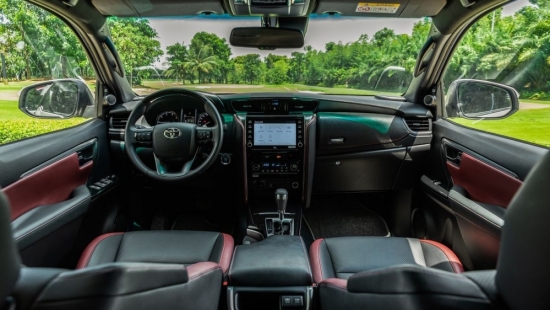 Toyota Fortuner hé lộ phiên bản mới: Nâng cấp toàn diện, động cơ "cực mượt"