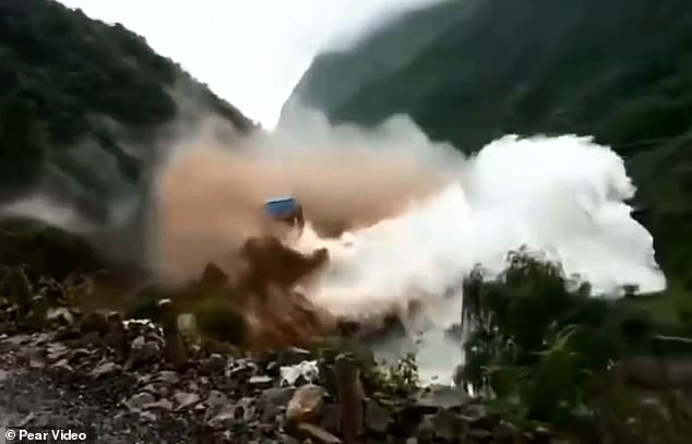 Phong tỏa hiện trường núi lở kinh hoàng khiến 20.000m3 đất đá đổ ập xuống đường, cuốn phăng con đập thủy điện, huy động lực lượng cảnh sát