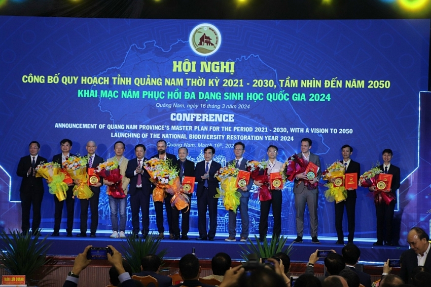 Lãnh đạo tỉnh Quảng Nam trao quyết định chấp thuận chủ trương đầu tư, giấy chứng nhận đăng ký đầu tư, thỏa thuận nghiên cứu địa điểm đầu tư cho đại diện các nhà đầu tư với 16 dự án trên địa bàn tỉnh, tổng số vốn đăng ký xấp xỉ 20 nghìn tỷ đồng.