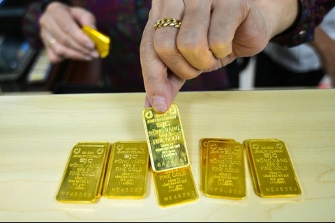 Giá vàng chiều nay 25/6/2024: Thị trường diễn biến lạ, việc mua vàng rất khó thực hiện