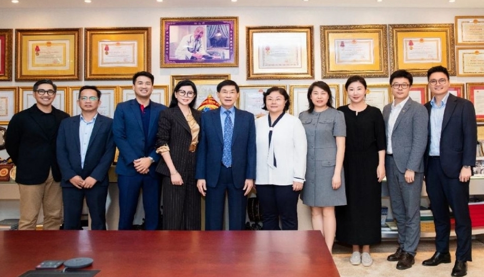 Tập đoàn tỷ đô từ Trung Quốc bắt tay "vua hàng hiệu" Johnathan Hạnh Nguyễn mở loạt cửa hàng miễn thuế
