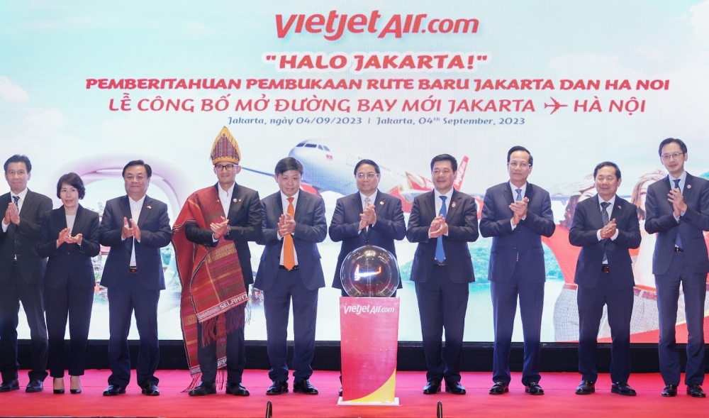 Thủ tướng Chính phủ Phạm Minh Chính và lãnh đạo các bộ ngành dự lễ công bố mở đường bay Hà Nội - Jakarta (Indonesia) - Ảnh: TL