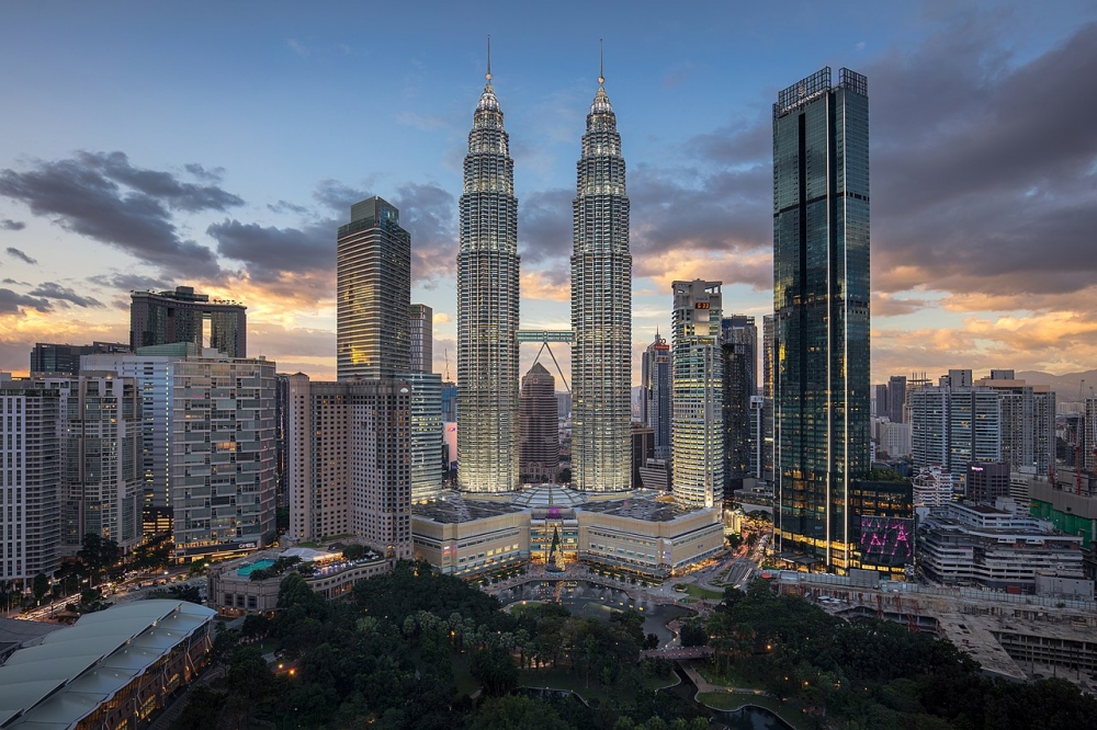 Tháp đôi Petronas tại Thủ đô Kuala Lampur (Malaysia), từng giữ danh hiệu tòa nhà cao nhất thế giới vào thời điểm khánh thành, và hiện vẫn là tòa tháp đôi cao nhất thế giới