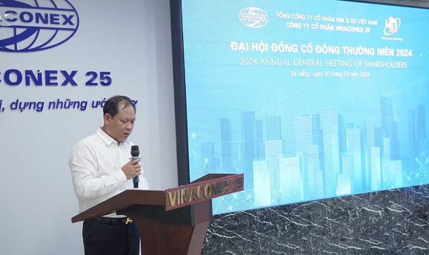 Ông Nguyễn Văn Trung, TGĐ Vinaconex 25 trả lời cổ đông công ty. Ảnh: Vinaconex25.com.vn