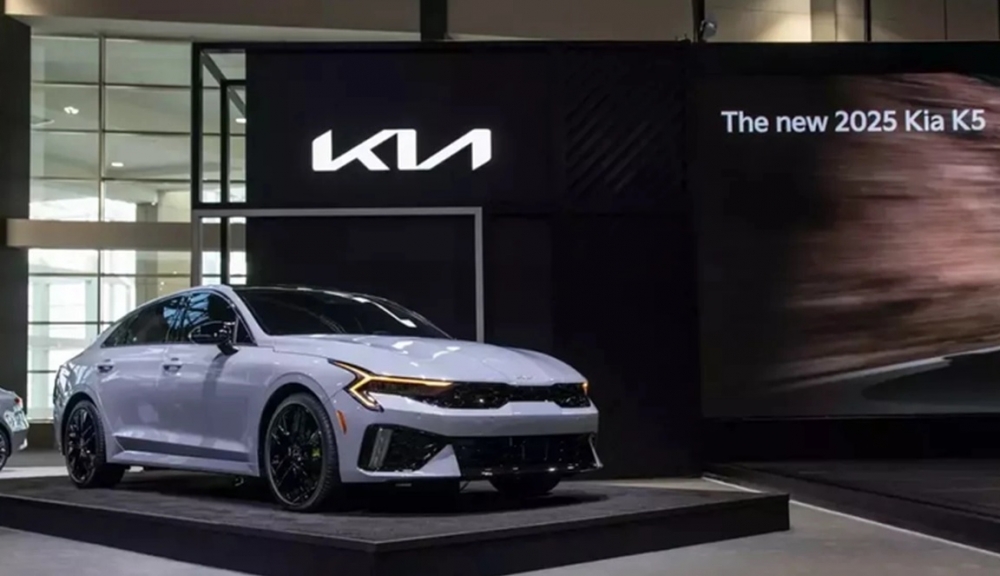 Kia K5 2025 ra mắt với động cơ mới, cạnh tranh cùng Toyota Camry
