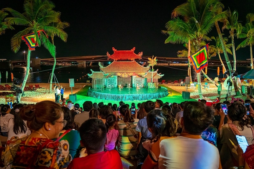 Show Rối Việt tại Thị trấn Hoàng Hôn, Phú Quốc thu hút khách quốc tế - Ảnh: Minh Tú