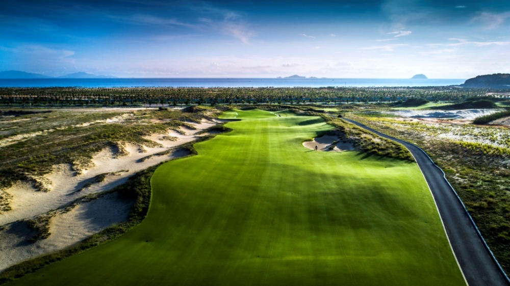 Sân golf 27 lỗ tiêu chuẩn quốc tế, mang đến cho những người đam mê golf những trải nghiệm đẳng cấp