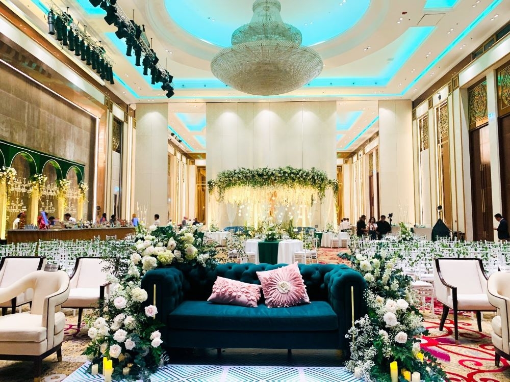 Không gian đại sảnh Grand Ballroom nơi tổ chức nghi lễ Sangeet của cô dâu và chú rể