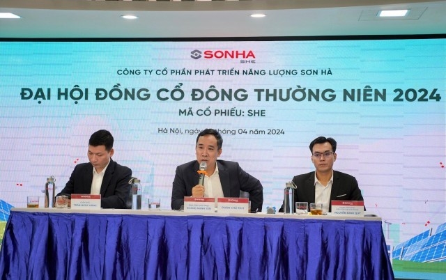 Ông Hoàng Mạnh Tân, Phó Chủ tịch HĐQT SHE (ở giữa) trả lời câu hỏi của cổ đông tại ĐHĐCĐ thường niên SHE 2024.
