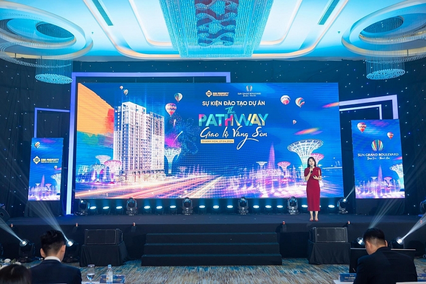 Bà Trịnh Kim Ngần - Giám đốc kinh doanh Sun Property chia sẻ tại sự kiện