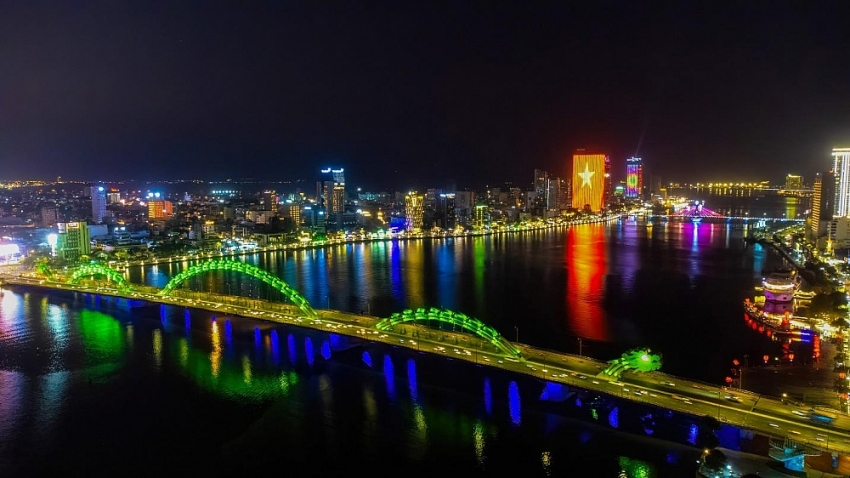 Sông Hàn (Đà Nẵng) lung linh trong đêm. Ảnh: Nguyễn Trình