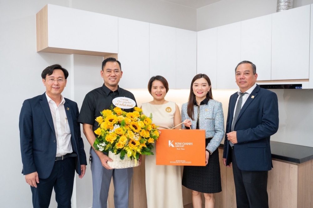 Bà Nguyễn Ngọc Ánh - Phó Chủ tịch HĐQT Kim Oanh Group chúc mừng cư dân Legacy Central nhận nhà mới