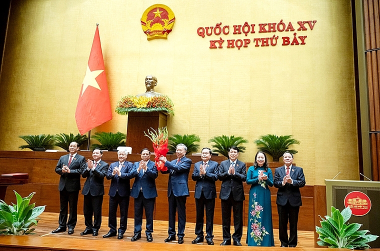 Các đồng chí lãnh đạo Đảng, Nhà nước, Mặt trận Tổ quốc Việt Nam tặng hoa chúc mừng tân Chủ tịch nước Tô Lâm.