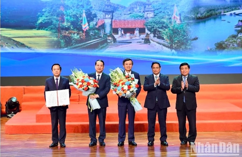 Thủ tướng Phạm Minh Chính chúc mừng lãnh đạo tỉnh Ninh Bình đón nhận Quyết định của Thủ tướng Chính phủ phê duyệt Quy hoạch tỉnh.