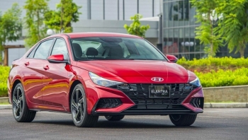 Hyundai Elantra được đại lý giảm cực mạnh hơn 100 triệu: Liệu Honda Civic có bị làm khó?