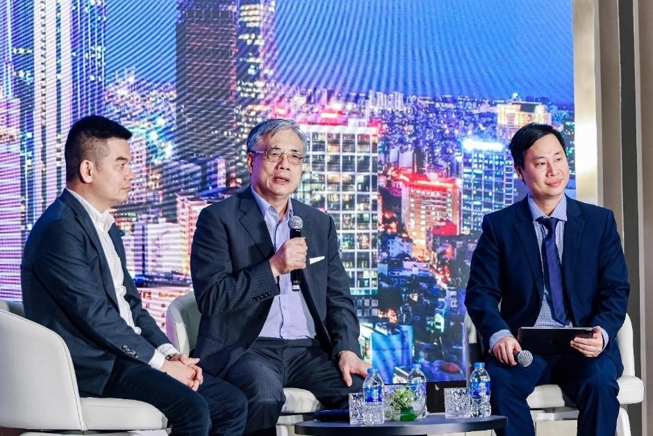 PGS.TS Trần Đình Thiên (giữa) thảo luận cùng các chuyên gia về khu Đông – vùng động lực mới của TP.HCM