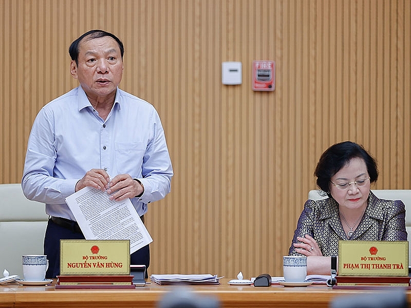 Bộ trưởng Bộ Văn hóa, Thể thao và Du lịch Nguyễn Văn Hùng phát biểu tại phiên họp - Ảnh: VGP/Nhật Bắc