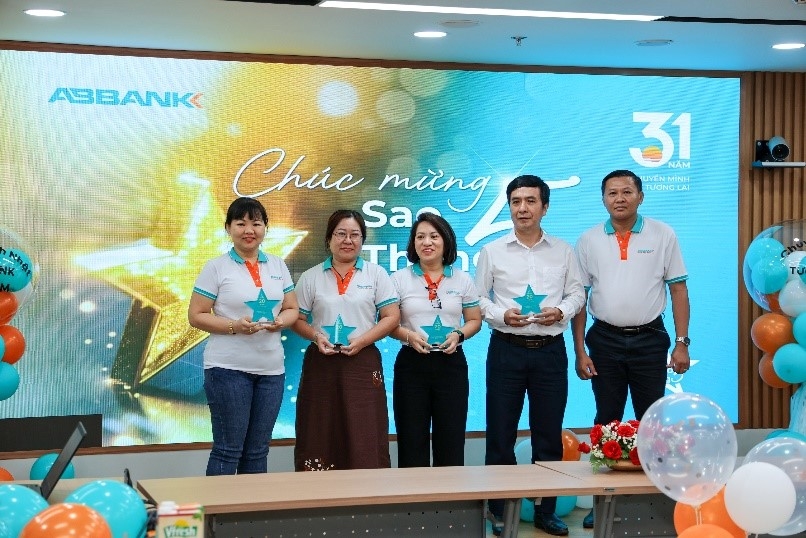 Chương trình Sao tháng 5 được tổ chức định kỳ vào đúng ngày Sinh nhật Ngân hàng để tôn vinh những CBNV có thành tích tốt và có quá trình cống hiến liên tục từ 5 năm trở lên tại ABBANK.