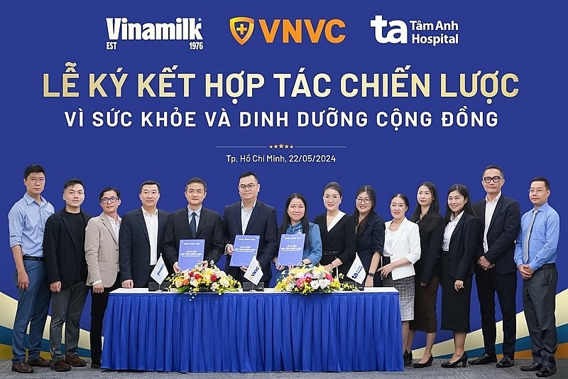 Lãnh đạo Vinamilk, Hệ thống trung tâm tiêm chủng VNVC và Bệnh viện Đa khoa Tâm Anh ký hợp tác chiến lược. (Ảnh: Vi Nam)
