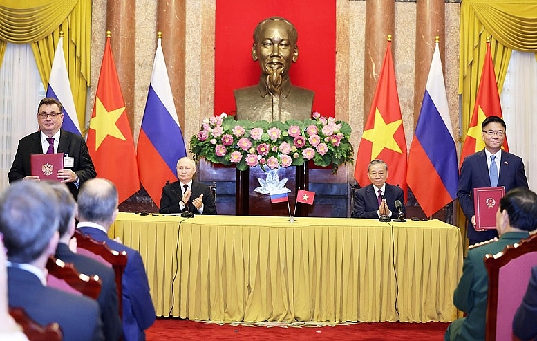 Chủ tịch nước Tô Lâm và Tổng thống Vladimir Putin đã chứng kiến lễ trao đổi các văn kiện hợp tác giữa các bộ, ngành hai nước được ký kết nhân dịp chuyến thăm - Ảnh VGP/Đức Tuân