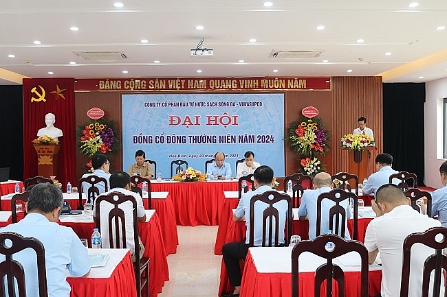 Ông Lê Văn Thăng, Chủ tịch HĐQT phát biểu chỉ đạo tại ĐHCĐ thường niên 2024. Tại đại hội này, Nước sạch Sông Đà thông qua kế hoạch phân bổ hơn 1.347 tỷ đồng cho Dự án nước sạch Sông Đà 2
