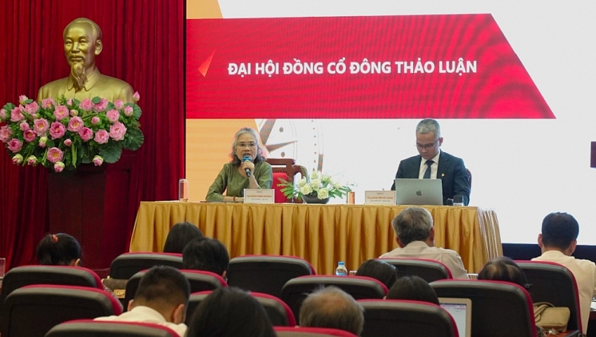 Bà Phạm Minh Hương, Chủ tịch HĐQT VNDIRECT và ông Nguyễn Vũ Long, Tổng giám đốc VNDIRECT trả lời câu hỏi cổ đông trong phần thảo luận.
