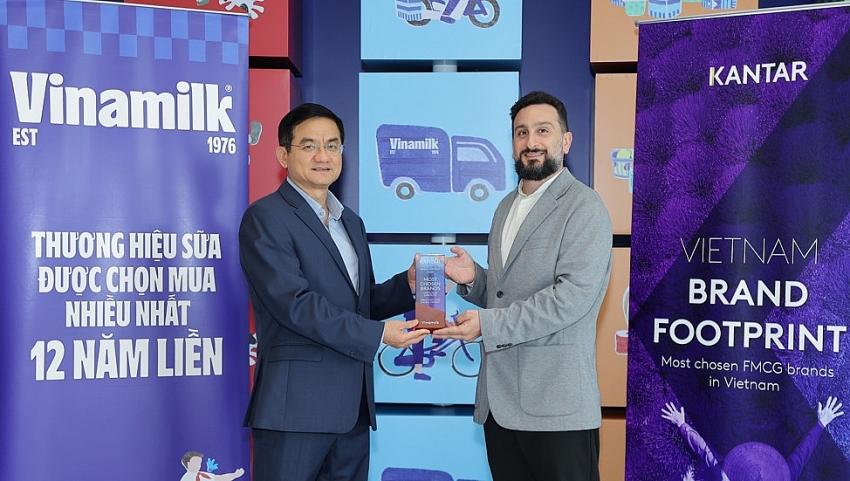 Đại diện Kantar Việt Nam (bên phải) trao các chứng nhận cho ông Nguyễn Quang Trí – Giám đốc điều hành Marketing Vinamilk.