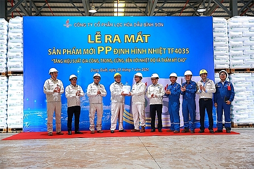 Đại diện Ban NCPT, Ban VHSX trao sản phẩm sản phẩm PP định hình nhiệt TF4035 cho Ban Kinh doanh và Chi nhánh BSR tại Hà Nội hướng tới mục tiêu tăng cường sản xuất, xuất bán các sản phẩm hóa dầu chất lượng cao, tăng giá trị cho BSR.