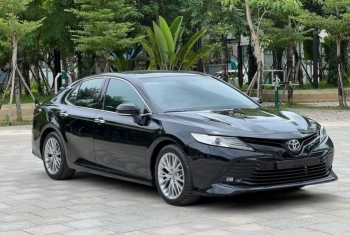 Toyota Camry "rẻ hơn" nửa tỷ: Xe nhập, đời mới, chốt ngay kẻo lỡ!