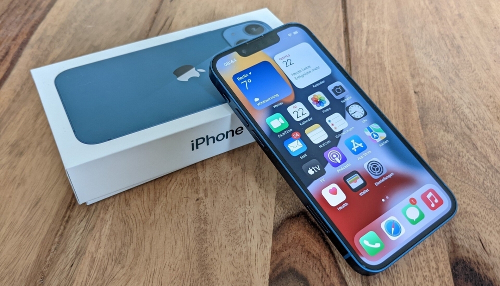 iPhone 13 hạ giá cực mạnh: Màn hình OLED chẳng kém gì iPhone 15