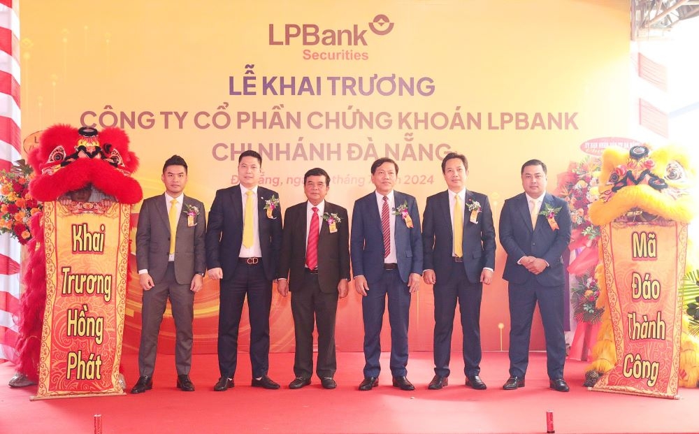 Các đại biểu đại diện NHNN Chi nhánh Đà Nẵng, Sở Tài chính Đà Nẵng, LPBank, LPBS tham dự buổi khai trương