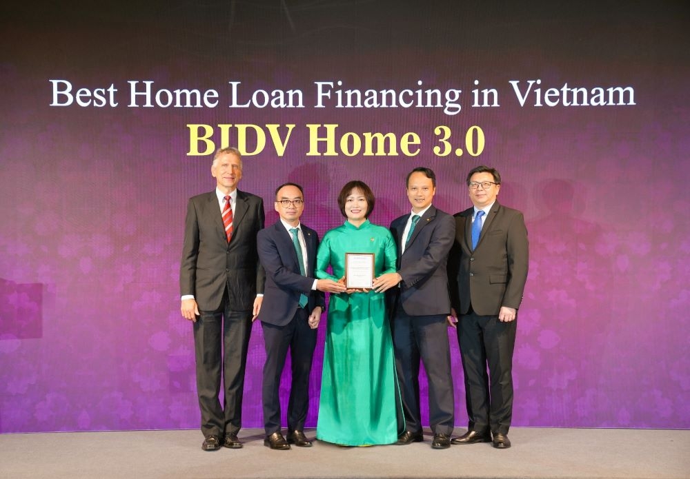 Đại diện BIDV nhận giải thưởng Sản phẩm vay nhà ở tốt nhất Việt Nam