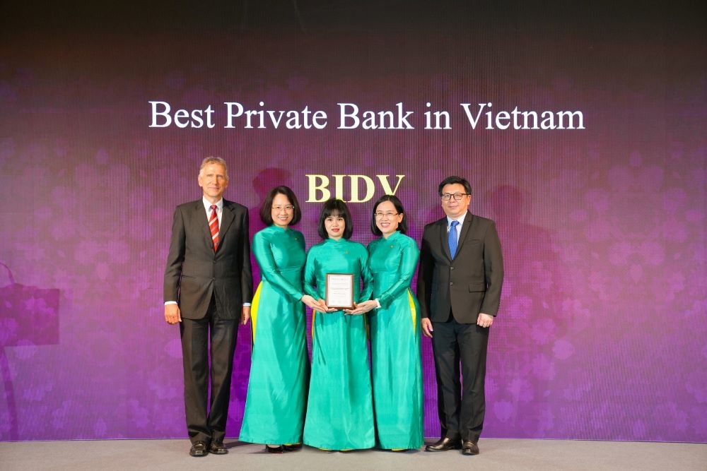 Đại diện BIDV nhận giải “Best Private Banking Services in Vietnam”